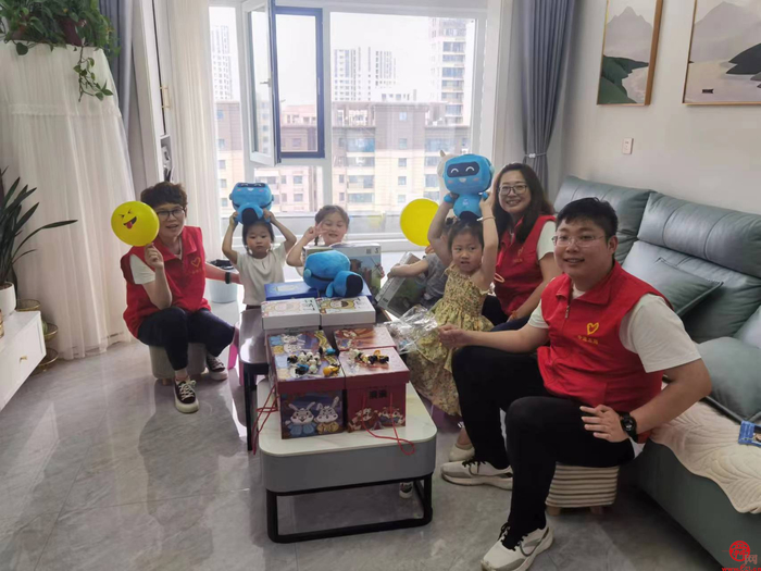 这份礼物从建筑工地出发，今天准时到达！