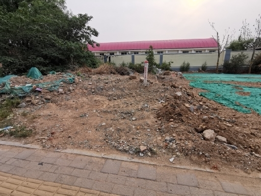 【啄木鸟在行动】日照路、机场西路交叉口西南角渣土裸露