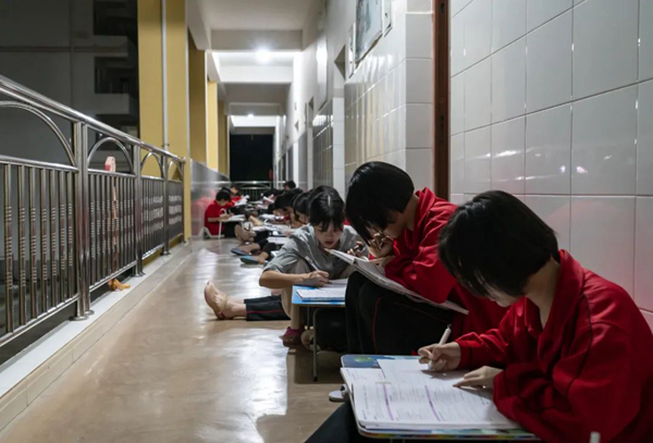 感动中国现场张桂梅双手布满膏药!为让贫困女孩昂首走出大山,张桂梅究竟有多“拼”？
