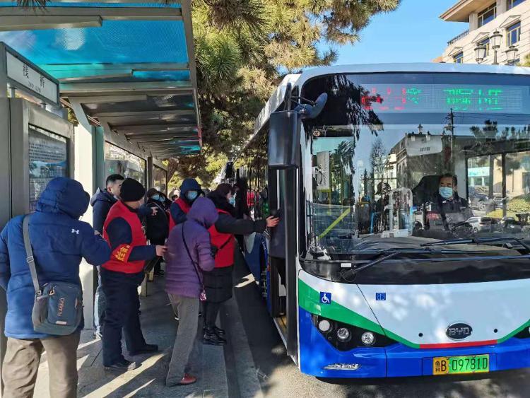 青岛今起公交车恢复收费，增加运力应对工作日客流高峰