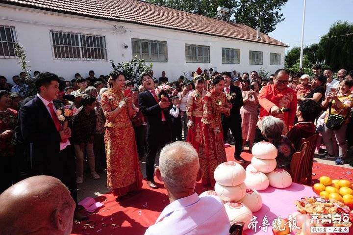 高密三胞胎同时结婚，十年前高考考出“连号分”！还期待同时生娃