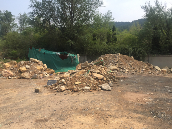 【啄木鸟在行动】经十路“临港南区”公交站南侧有渣土裸露