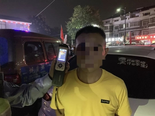 这个二胎爸爸20万年薪全给老婆，觉得窝囊竟做出这事...