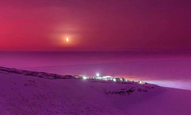 罕见！南极洲变成粉红色 汤加火山成了“艺术家”