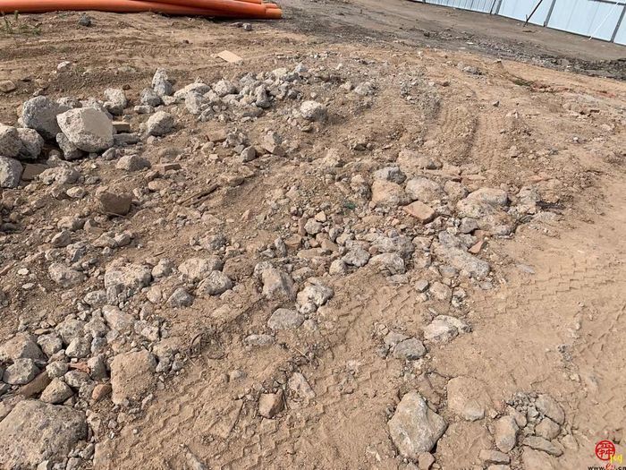 【啄木鸟在行动】章丘区秀江百货商场附近渣土和建筑垃圾裸露