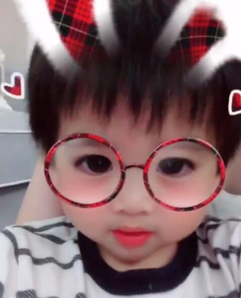 陈若仪晒儿子的自拍小视频 扮兔子卖萌可爱十足