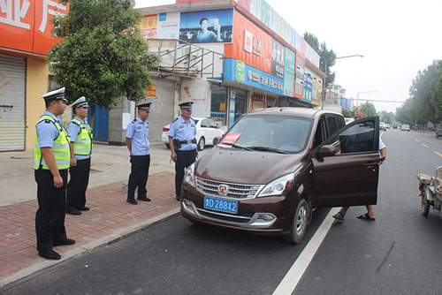 民警上路巡查交通违章！这里新警务模式补齐农村交通管理短板