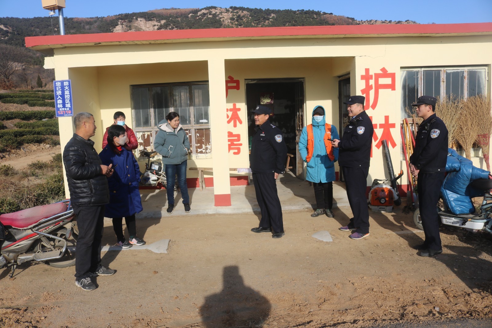 公安辅警“老费”：32年坚守换来千家万户安宁