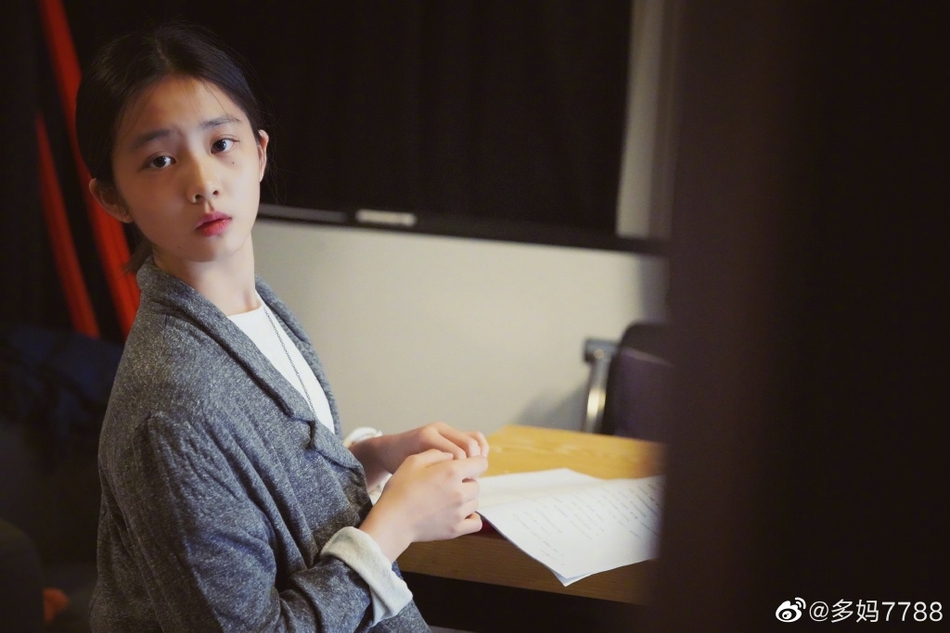 孙莉晒女儿与何炅排练照 多妹扎马尾气质优越