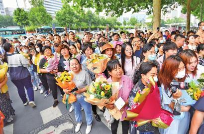 融媒报道、专家解读、志愿填报指导…… 济南报业“云陪考”启动