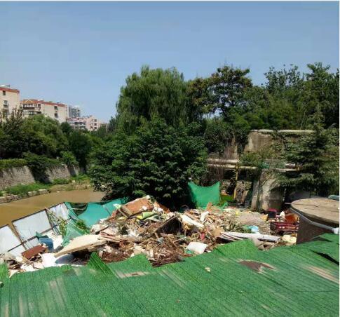 【啄木鸟在行动】七里山西路郎茂山大桥北侧建筑垃圾裸露