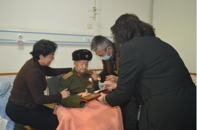 抗美援朝老军人在九九重阳节授牌同贺