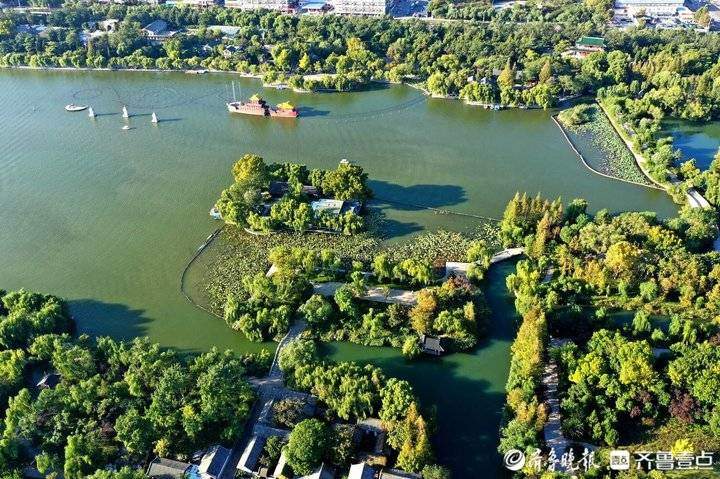 济南老城区大明湖，色彩斑斓的秋季美景如画