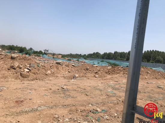【啄木鸟在行动】历城区工业北路凤萧路交叉口西侧有渣土防尘网覆盖不全