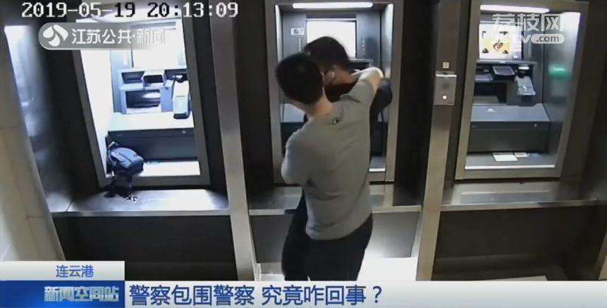 民警将嫌疑人押出银行，结果一出门却被警察包围了…