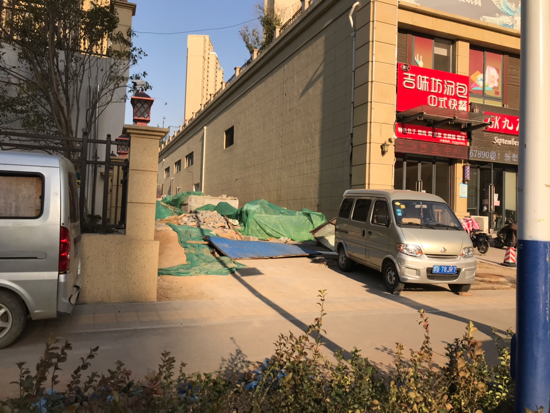 【啄木鸟在行动】历城区凤园路附近有建筑垃圾未覆盖防尘网
