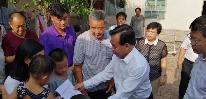 济南市教育局看望慰问救人身亡教师伦学东家属 已报请追授为“济南市道德模范”