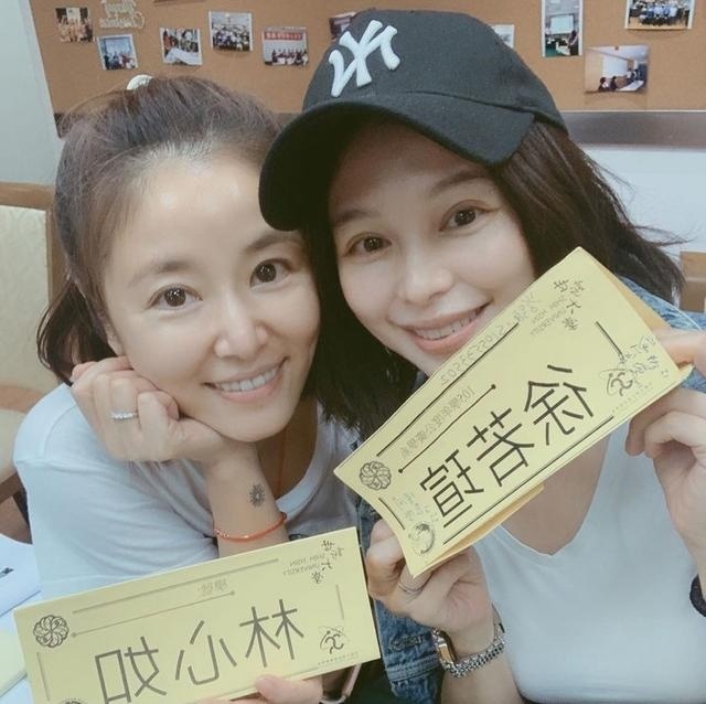 徐若瑄与“学妹”林心如素颜合影，40多岁清纯依旧
