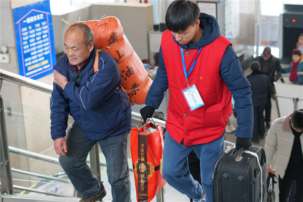西铁安康车务段：青年志愿者热情服务温暖旅客