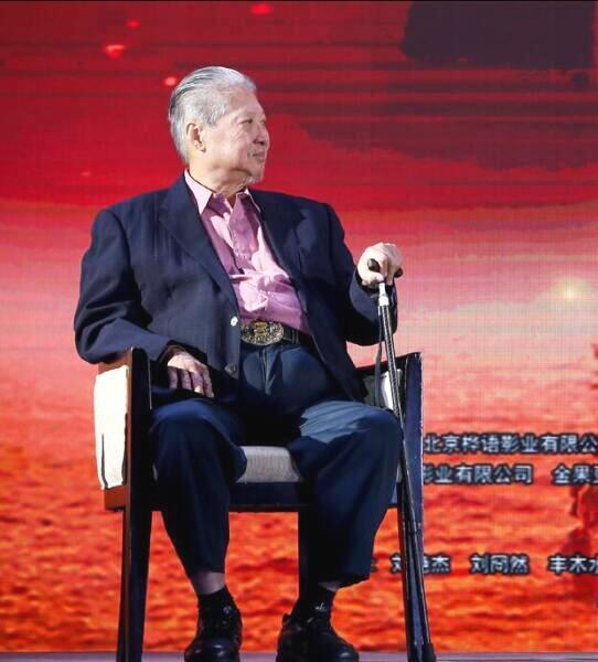 67岁洪金宝近照曝光，须发皆白拄拐亮相，昔日功夫巨星如今这样了