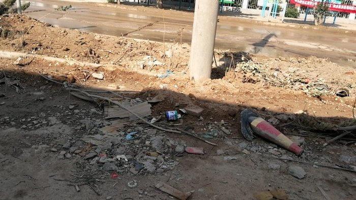 【啄木鸟在行动】市中区党杨路013乡道附近道路松土处于裸露状态