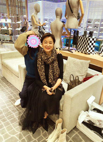 65岁林青霞近照曝光，打扮时尚气质优雅，星味十足