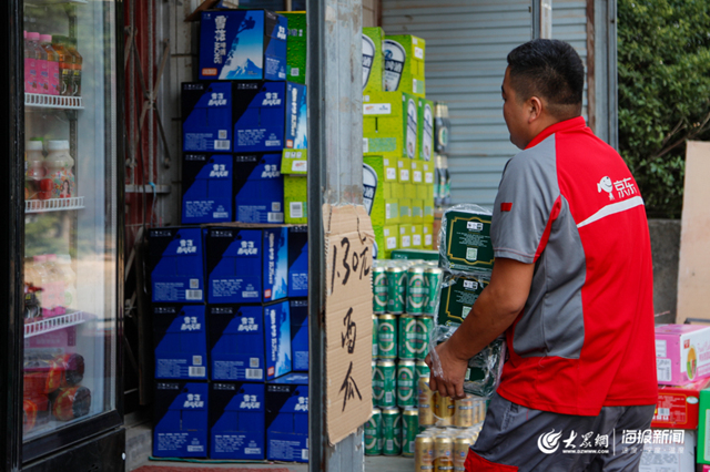 35℃下的快递小哥：每天一百个件，跑200公里