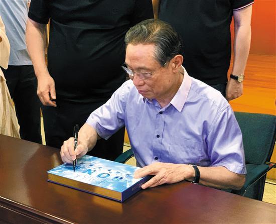 电影《中国医生》将拍 钟南山望多采访一线医护