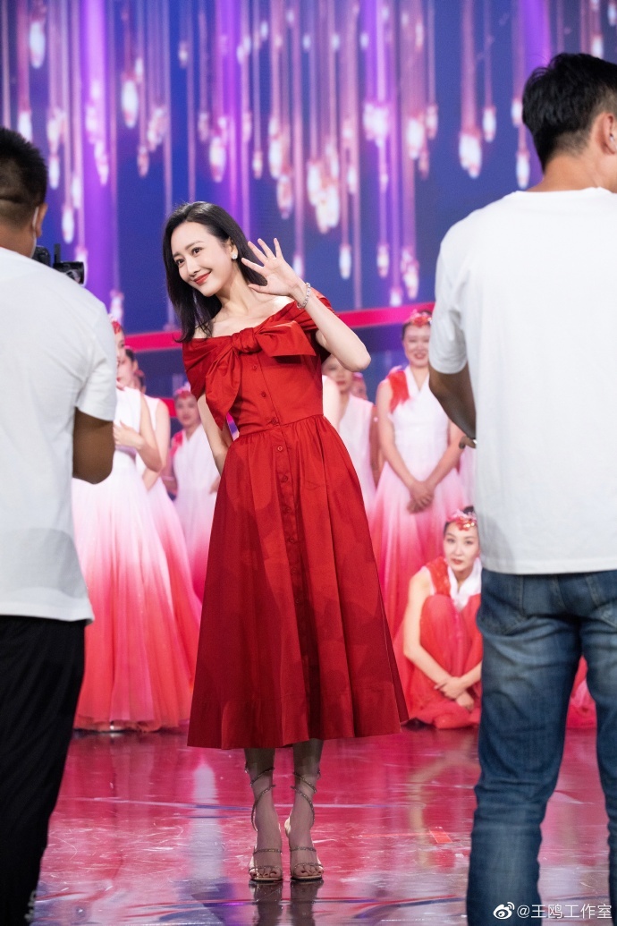 热线|王鸥现身国庆晚会 一袭红色长裙美丽大方气质佳