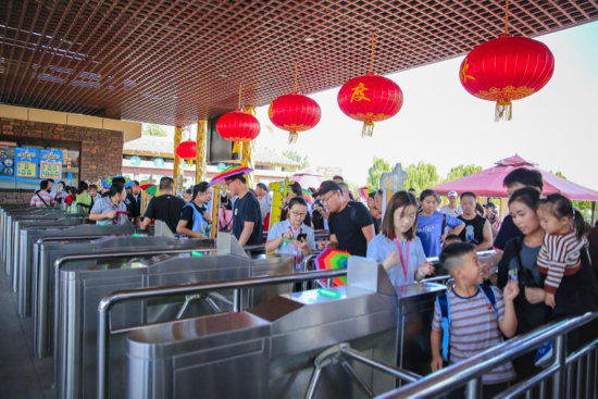 济南野生动物世界迎来客流高峰