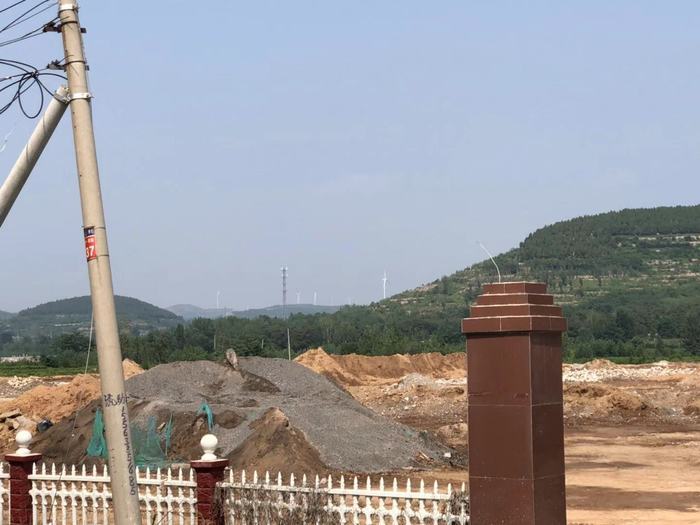 【啄木鸟在行动】平阴高辛村渣土裸露 扬尘漫天