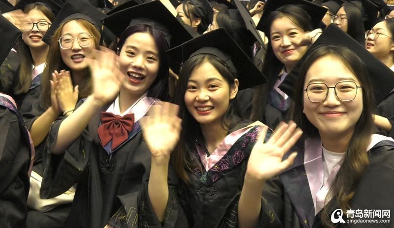 火爆全网！青岛大学毕业典礼秒变演唱会，网友实名羡慕：毕业典礼天花板