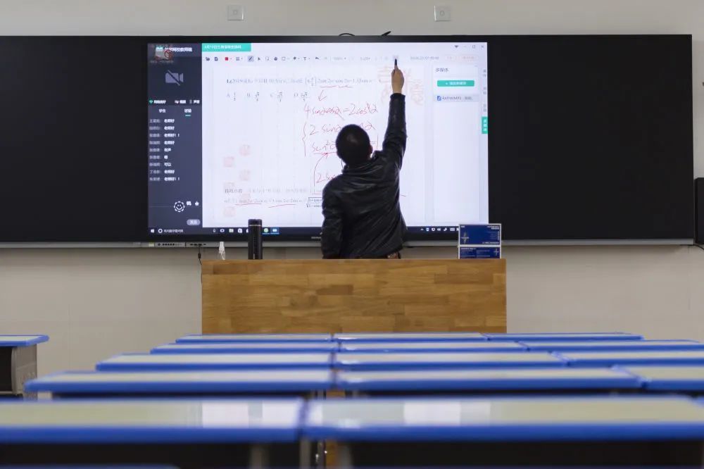 老师上网课，久违的学生们发来一串弹幕：“老师好！”