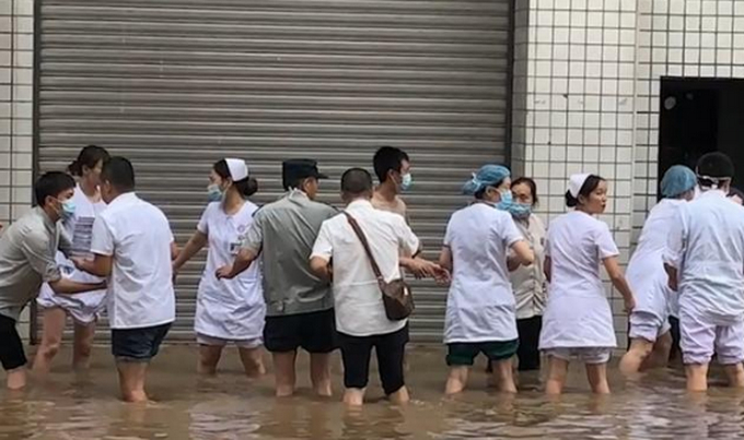 团结的力量！200名家长接力抢出全校教材是怎么回事？终于真相了，原来是这样！