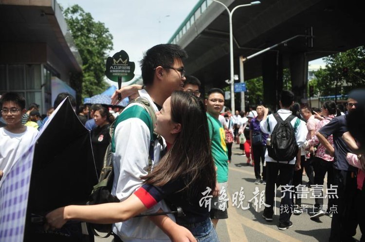 高考第1天，姐姐给弟弟一个大大的拥抱