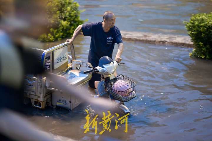 局部暴雨实施交通管制  多部门联动疏导交通加速排水