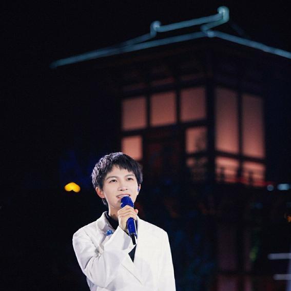 周深在男厕清嗓被提醒不要走错|周深在男厕清嗓被提醒不要走错，深深太会安慰人了