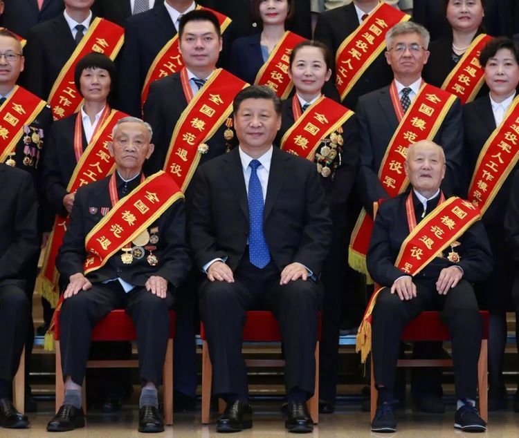 合影时，他们坐在了总书记身边