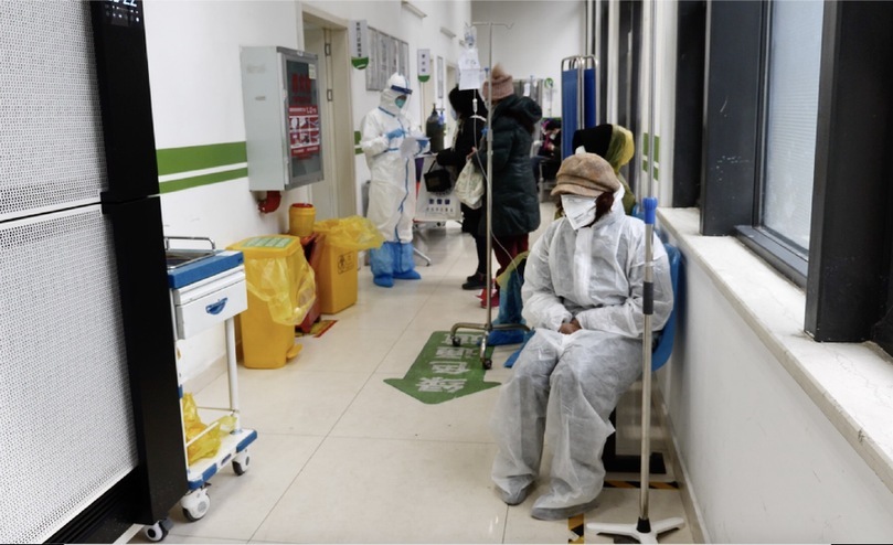 特写｜“应收尽收”总攻下的发热门诊：深夜，终于难得安静