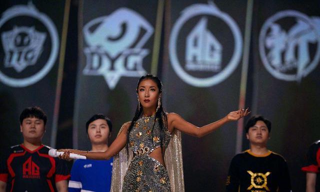 隽逸|【吃瓜围观】吉克隽逸手机掉进西湖里了一副允悲的模样笑翻网友