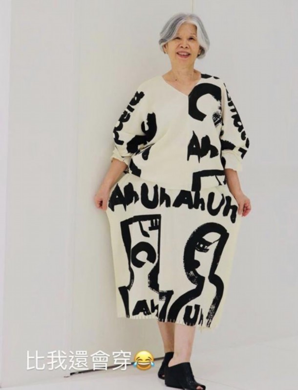 周杰伦妈妈好会穿|冲上热搜！周杰伦妈妈好会穿 完全可以走秀场了！