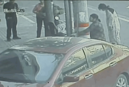 姑娘在街头走着走着，孩子突然生出来了！接下来这幕可真暖心