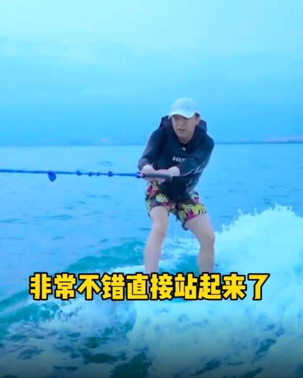 黄渤海边学冲浪心情好 赤脚与粉丝合影自然接地气
