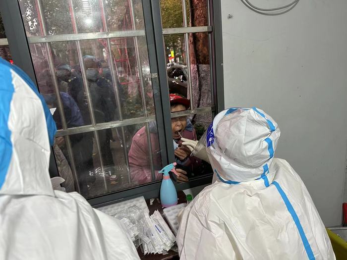 心怀感恩的核酸采样“新人”