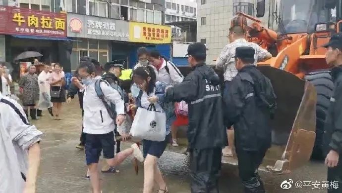 【乘风破浪】高考生坐澡盆被民警护送进考场，网友：这届考生太难了