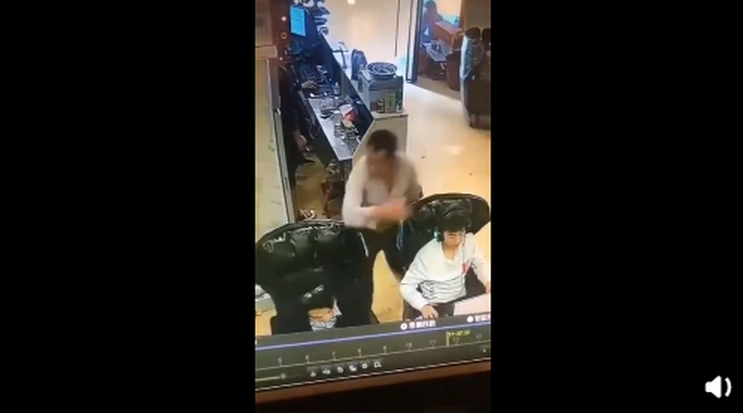 萌化了！萌娃商场认错妈抱着不松手，还当着亲妈的面亲了这位“妈妈”