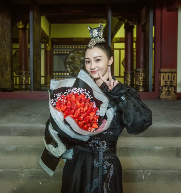 姚笛古装剧照造型雍容华贵，生图曝光颜值差距太大了