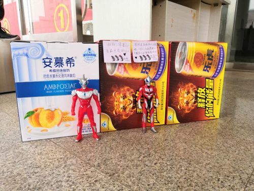 青岛萌娃给消防送奥特曼：叔叔，你们就是这样的英雄