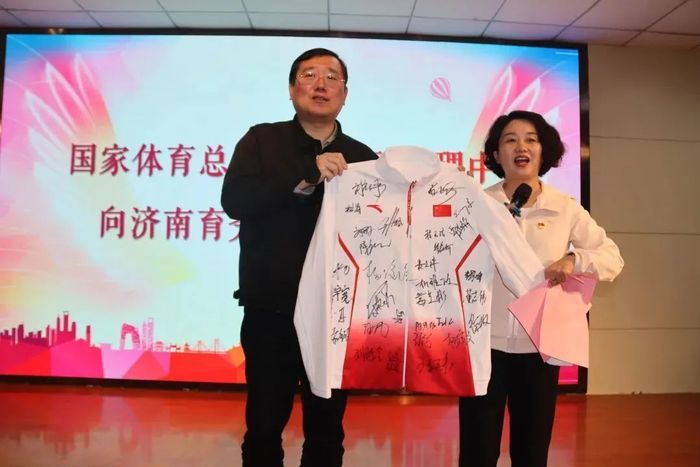  分享励志人生！国家游泳队奥运全运冠军走进济南育秀中学