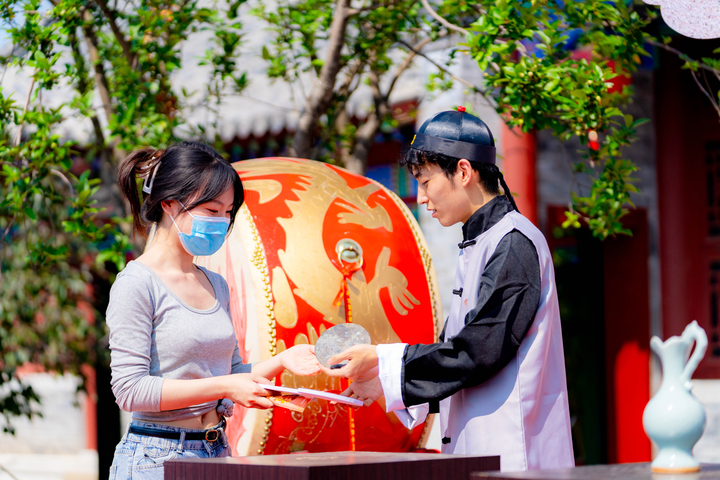 探秘一周年，华谊兄弟(济南)电影小镇千人实景剧本杀重磅上新！